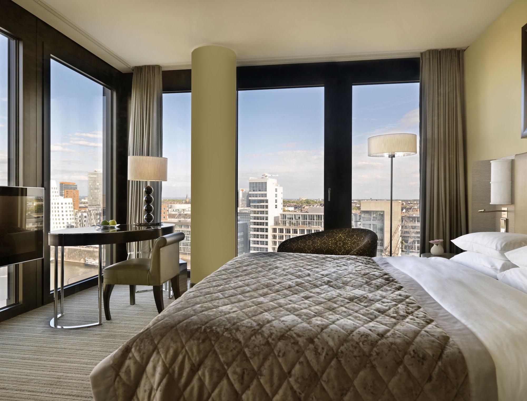 Hyatt Regency Dusseldorf Hotel Ngoại thất bức ảnh A bedroom at the Mandarin Oriental, Munich