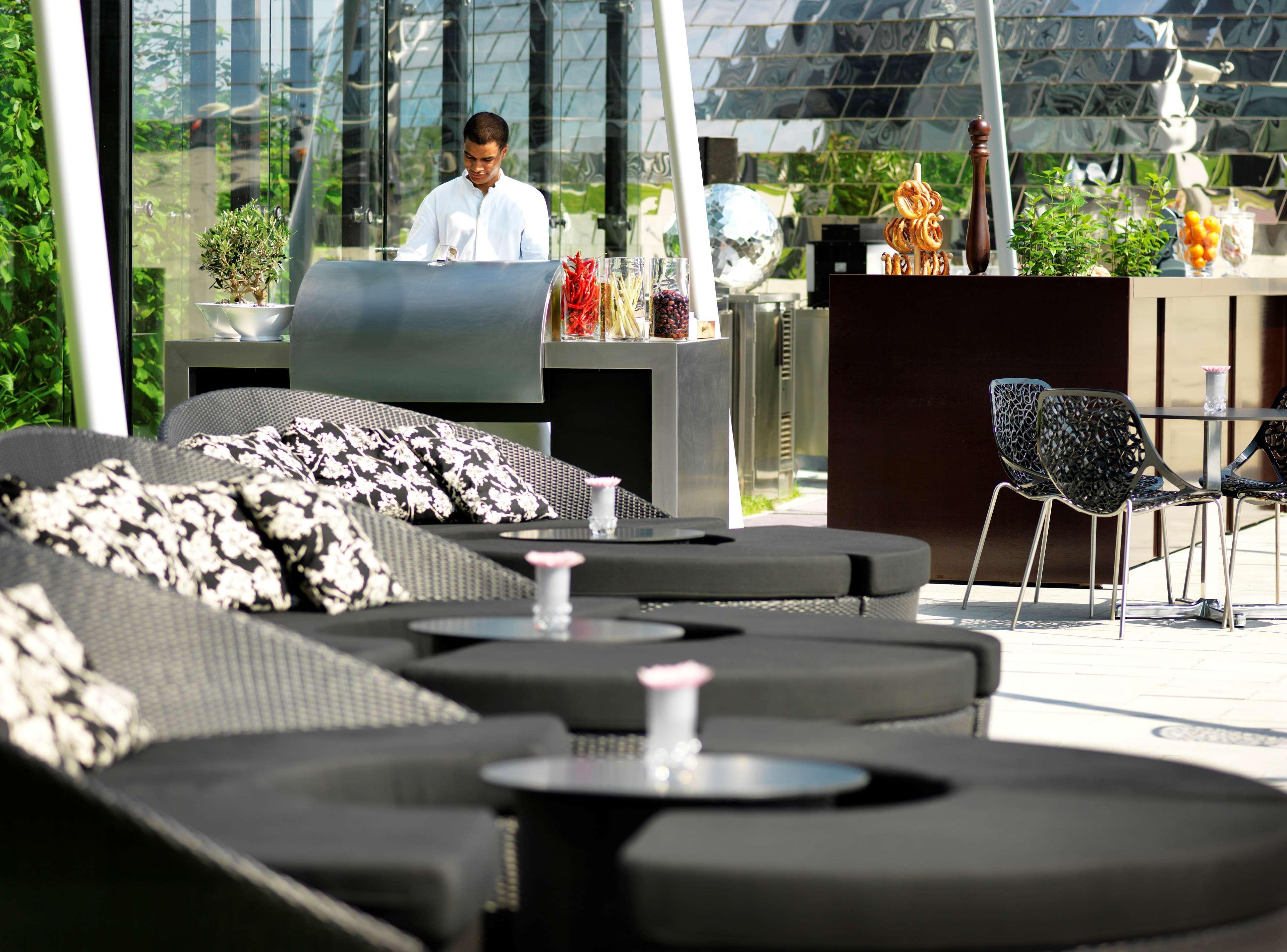 Hyatt Regency Dusseldorf Hotel Ngoại thất bức ảnh The bar at the 10th floor