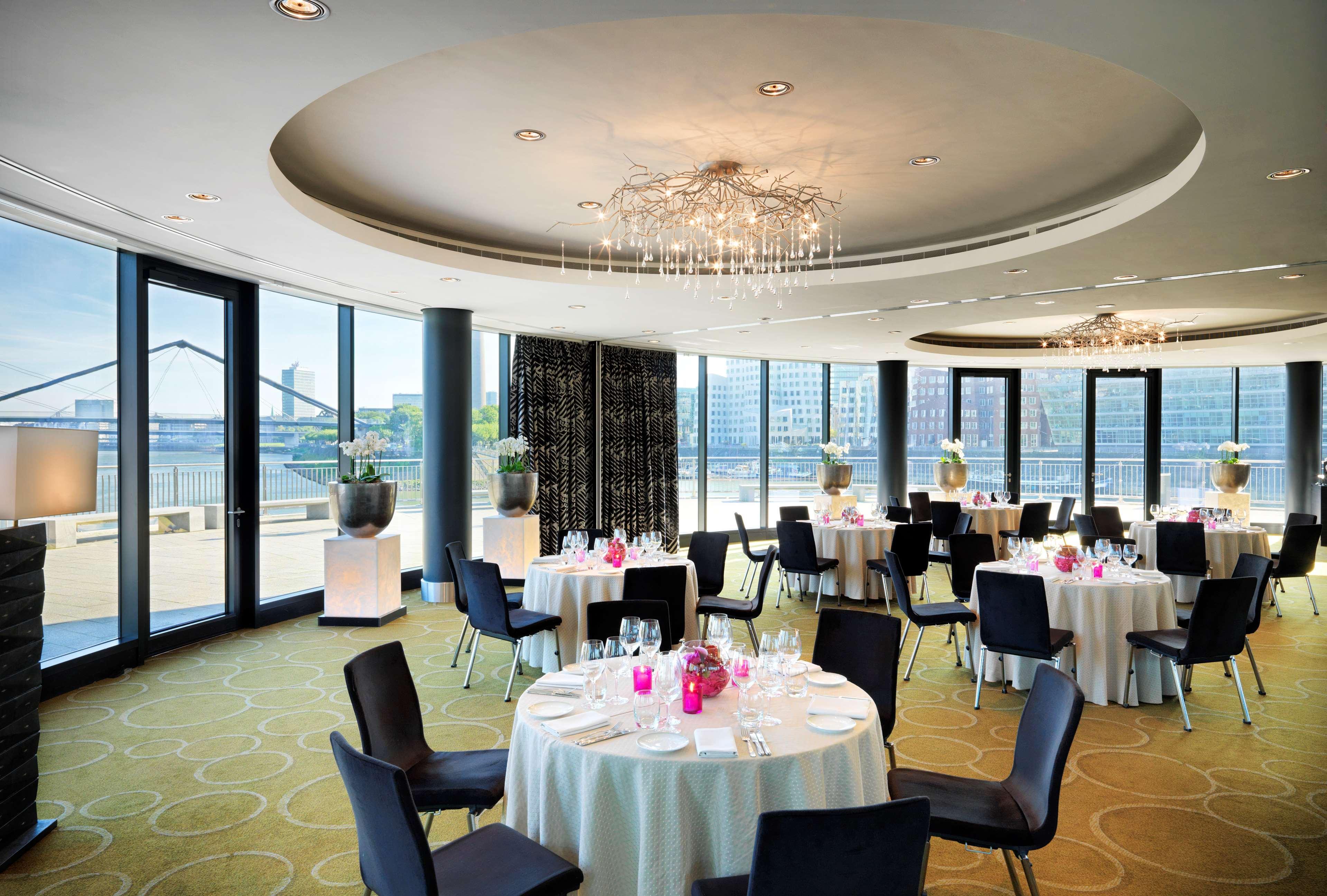 Hyatt Regency Dusseldorf Hotel Ngoại thất bức ảnh The Club Lounge at the Hong Kong International Convention and Exhibition Centre