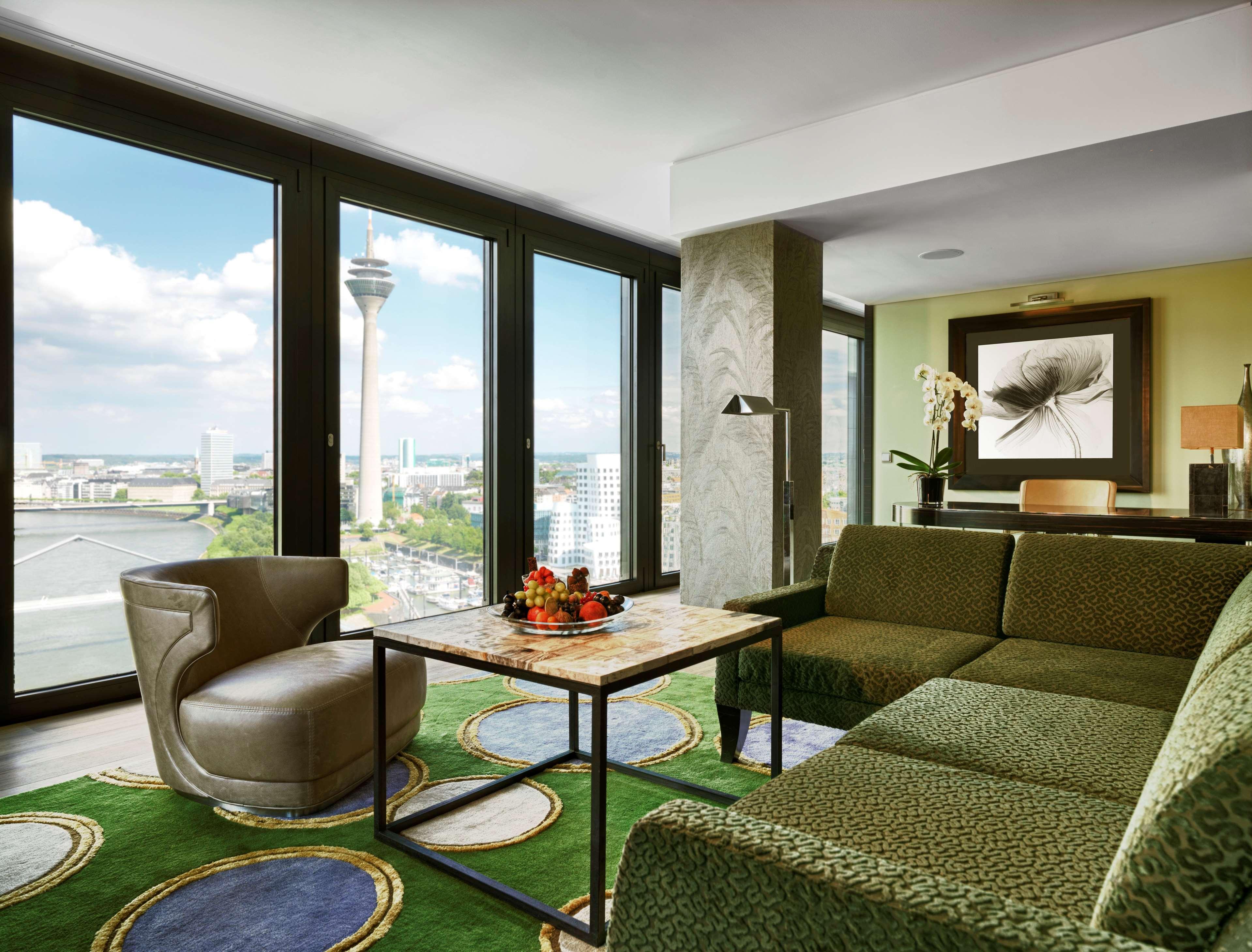 Hyatt Regency Dusseldorf Hotel Ngoại thất bức ảnh A suite at the MGM Grand Hotel