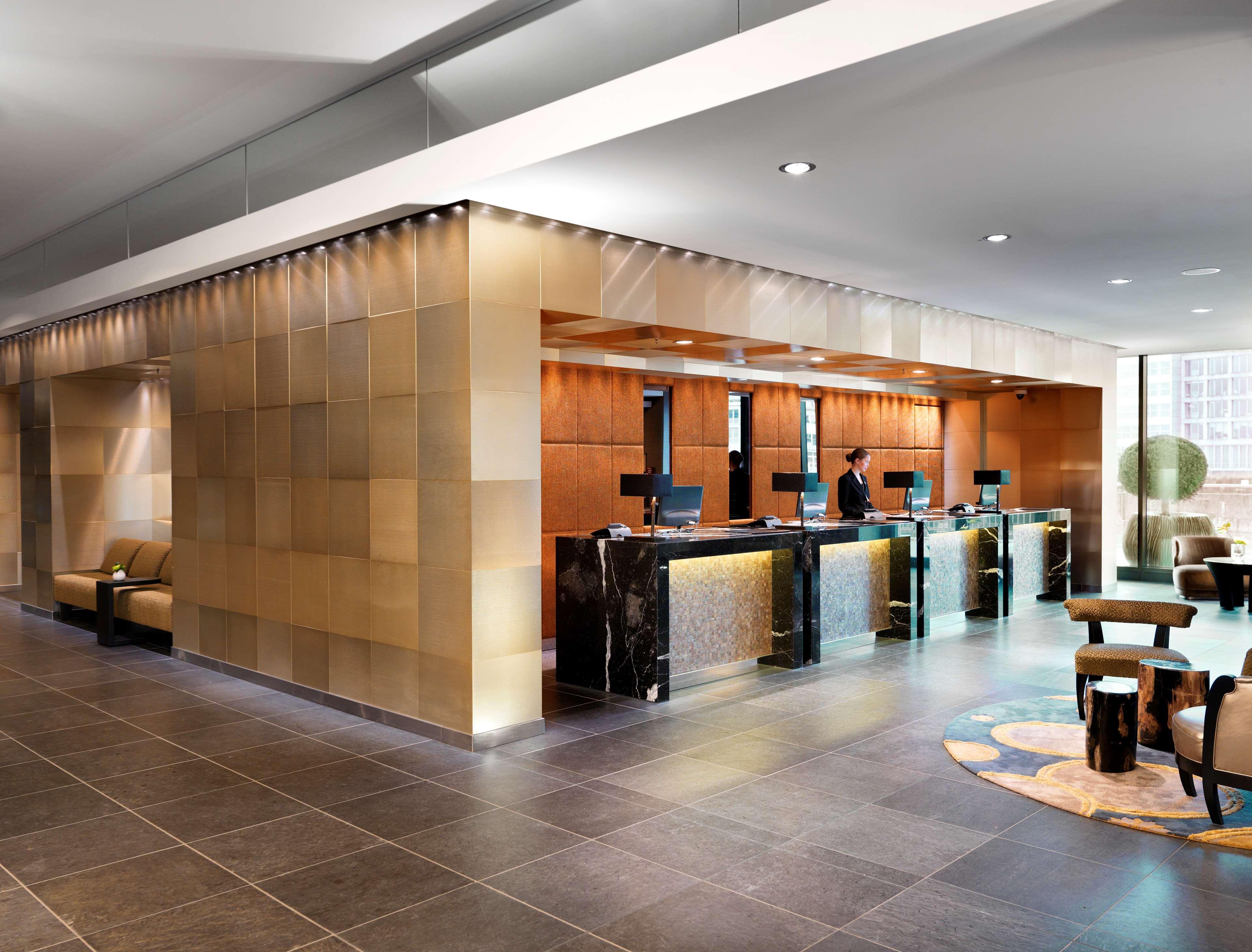 Hyatt Regency Dusseldorf Hotel Ngoại thất bức ảnh The lounge at the airport