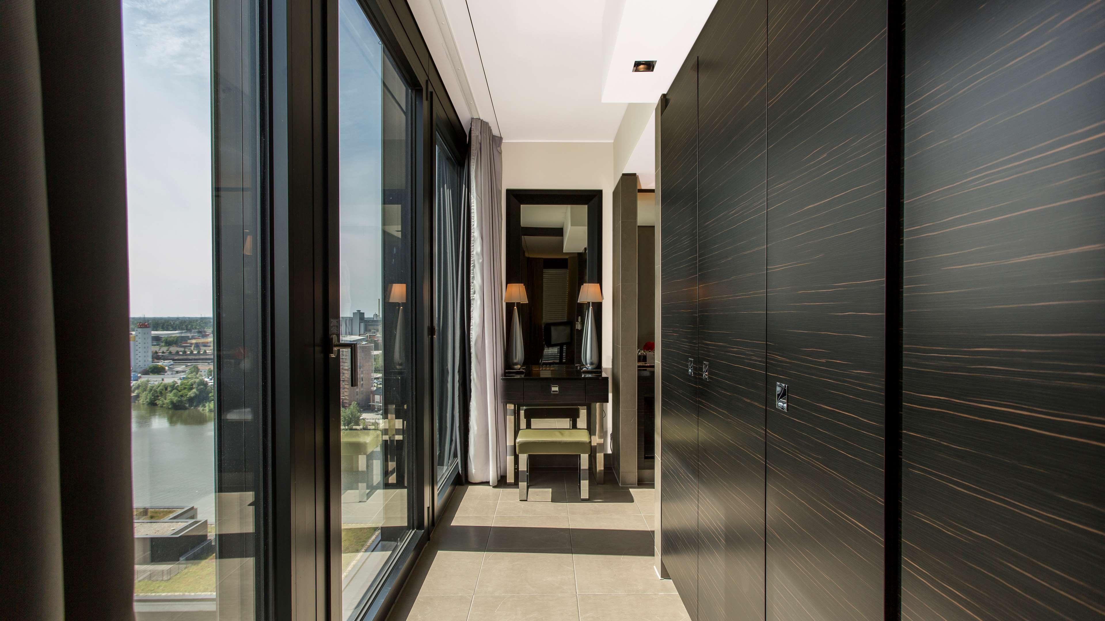 Hyatt Regency Dusseldorf Hotel Ngoại thất bức ảnh Interior of a suite