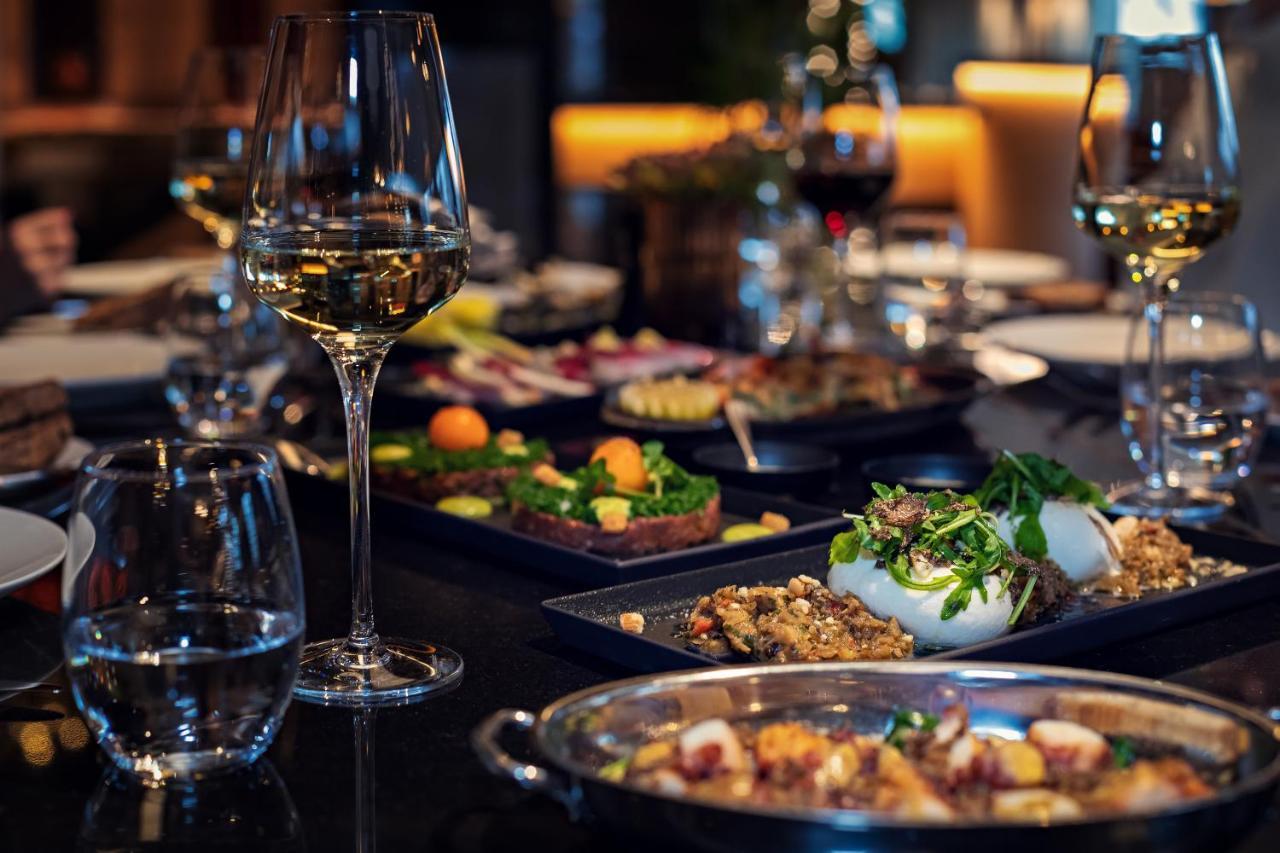 Hyatt Regency Dusseldorf Hotel Ngoại thất bức ảnh A selection of tapas