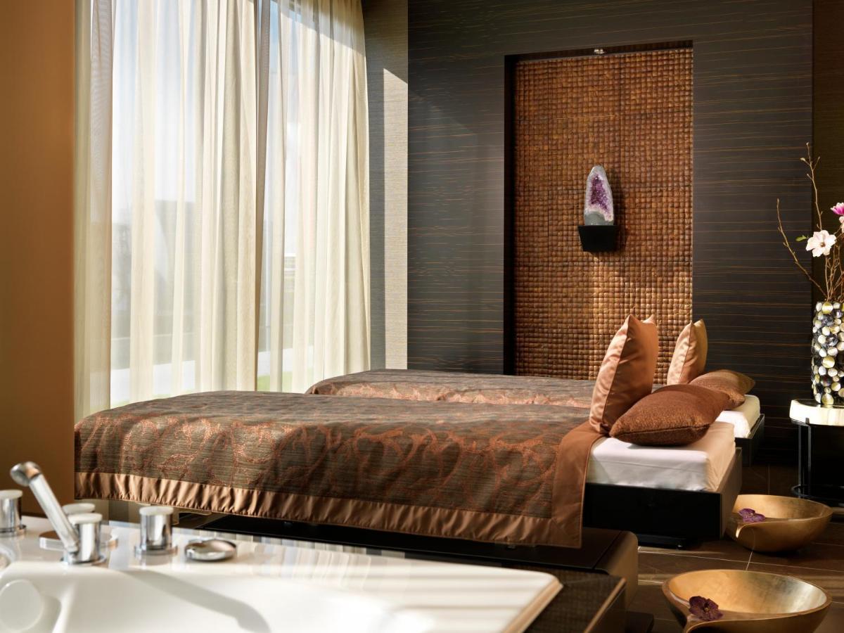 Hyatt Regency Dusseldorf Hotel Ngoại thất bức ảnh A modern bedroom
