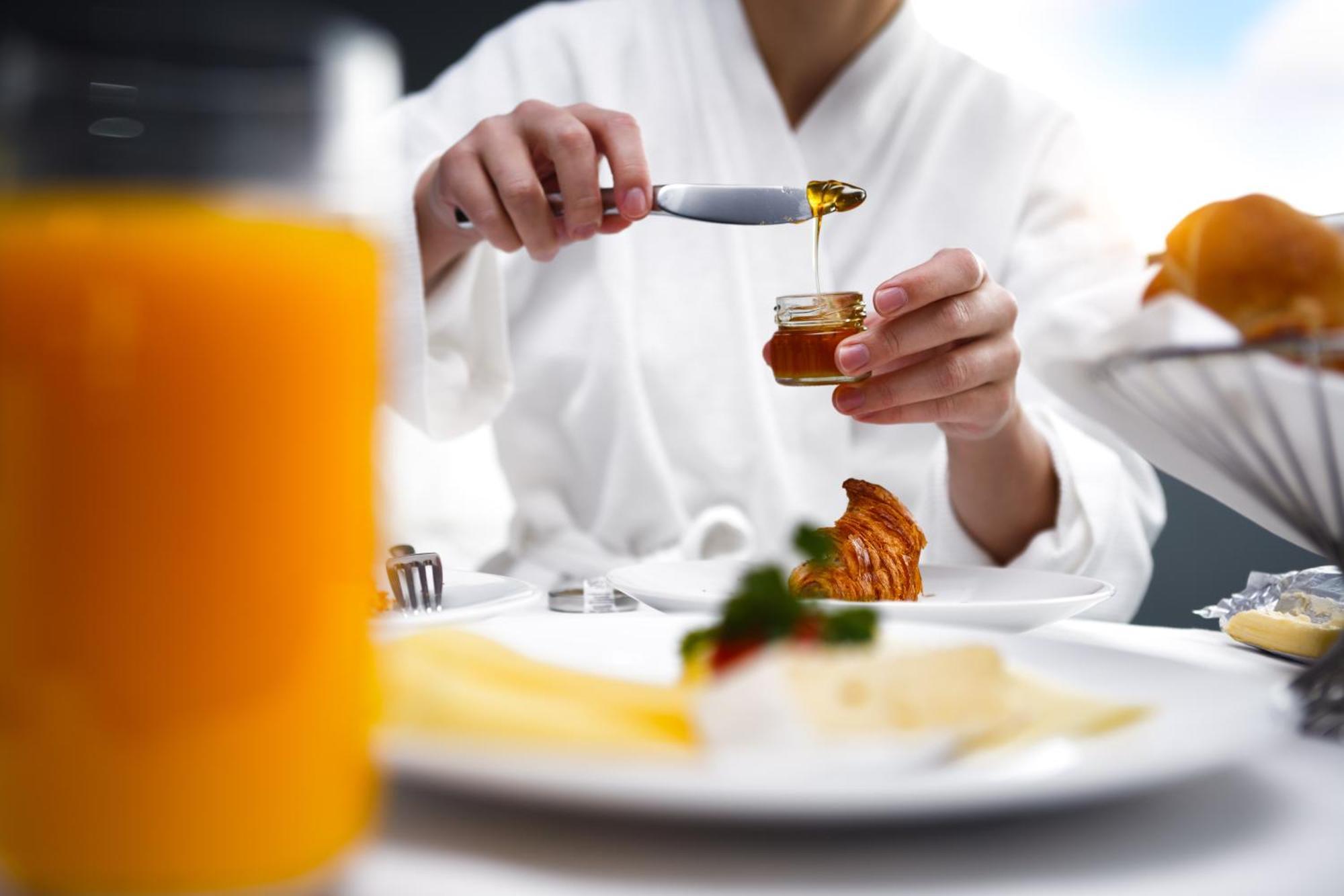 Hyatt Regency Dusseldorf Hotel Ngoại thất bức ảnh Honey being drizzled onto a croissant