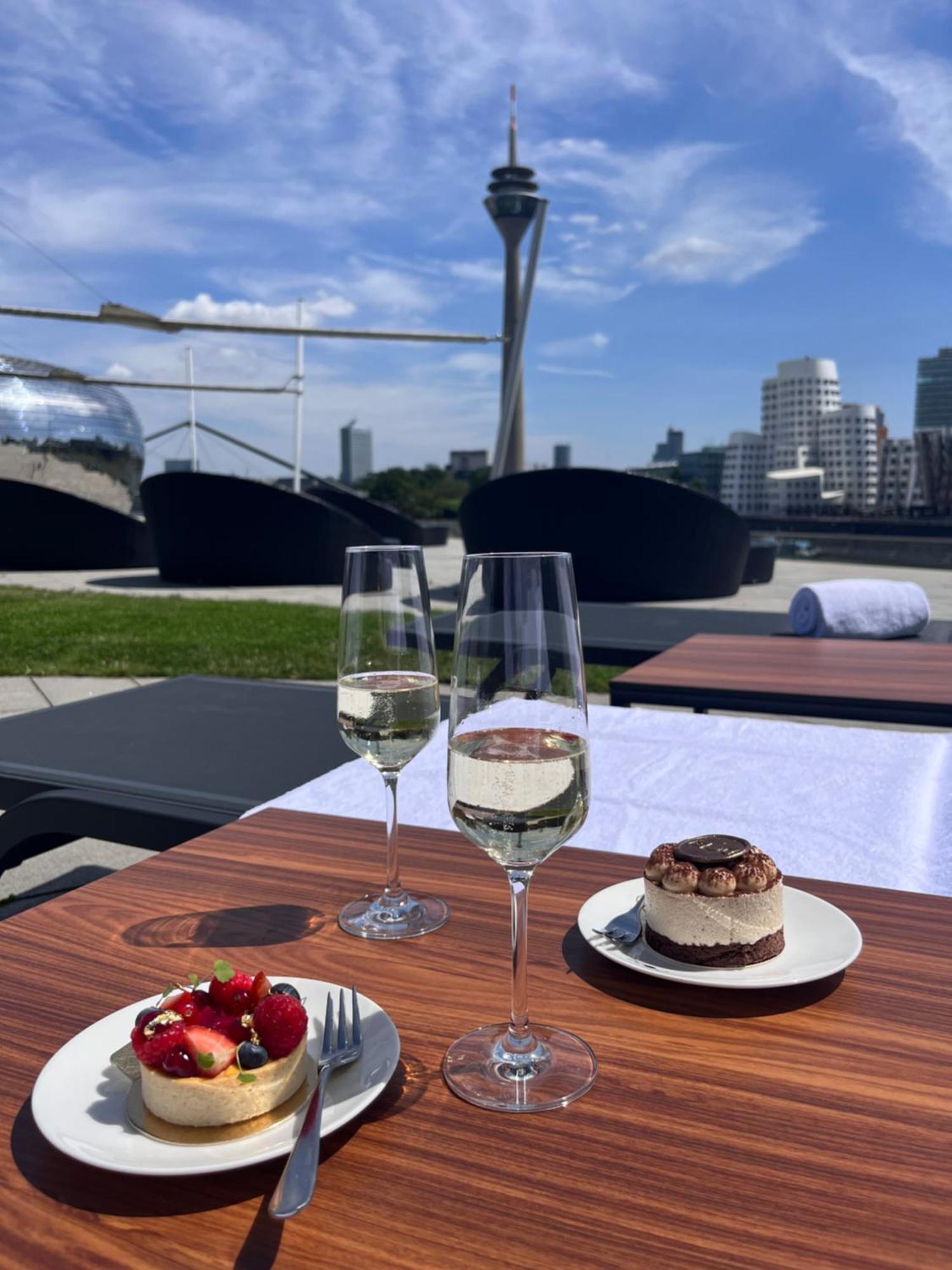 Hyatt Regency Dusseldorf Hotel Ngoại thất bức ảnh The rooftop pool at the InterContinental London - The O2